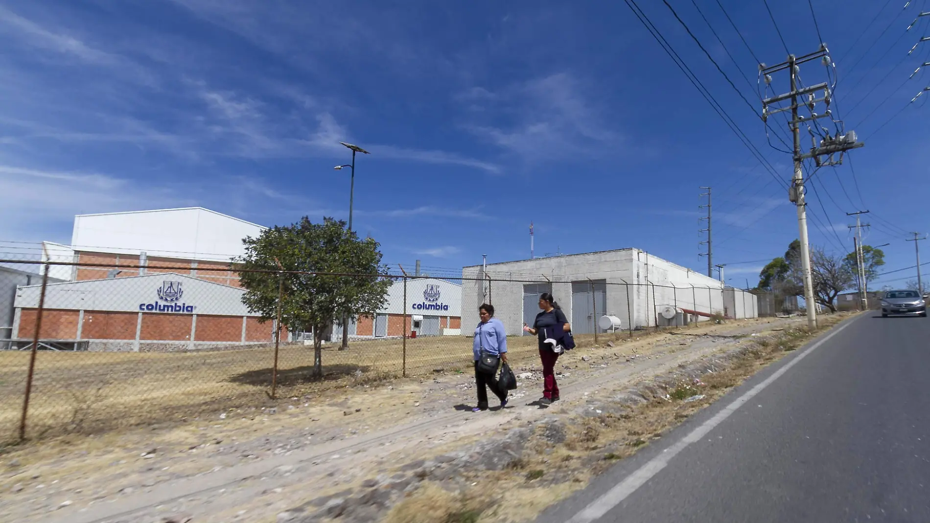 Trabajadores se ven beneficiados con horario de verano, ya que salen con luz de día. Foto César Ortiz